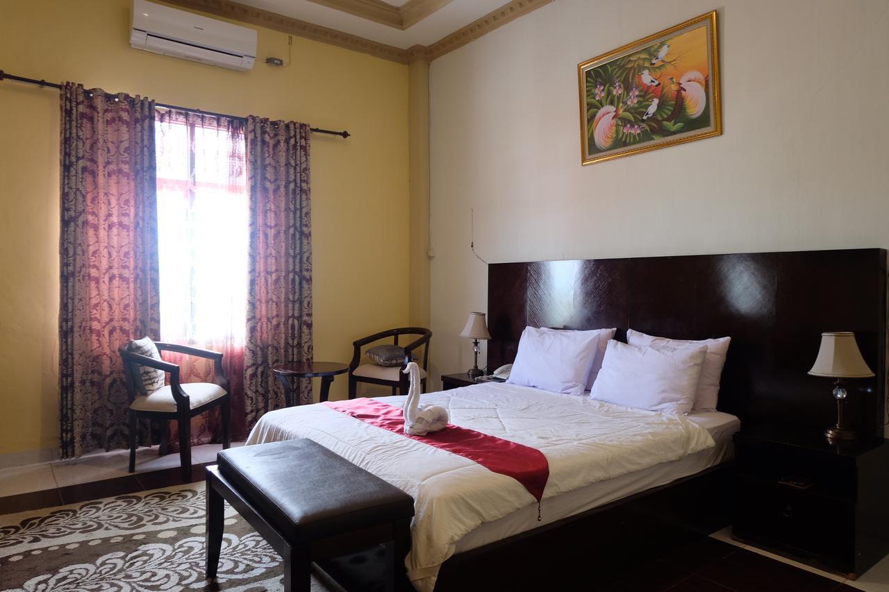 Syafira Hotel Langgur Εξωτερικό φωτογραφία